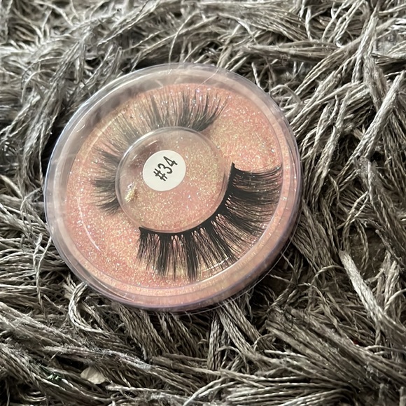 Lashes - Picture 9 of 10